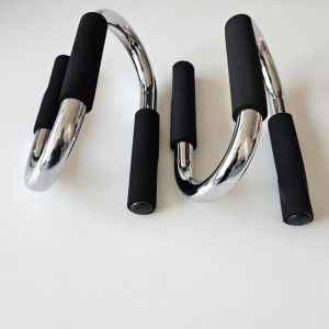 Zwei schwarze Liegestützgriffe aus Metall auf weißem Hintergrund für effektives Heimtraining.