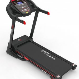 Schwarzes Laufband mit digitalem Display für Heimtraining, seitlicher Ausstieg, rote Akzente, modern und funktional.