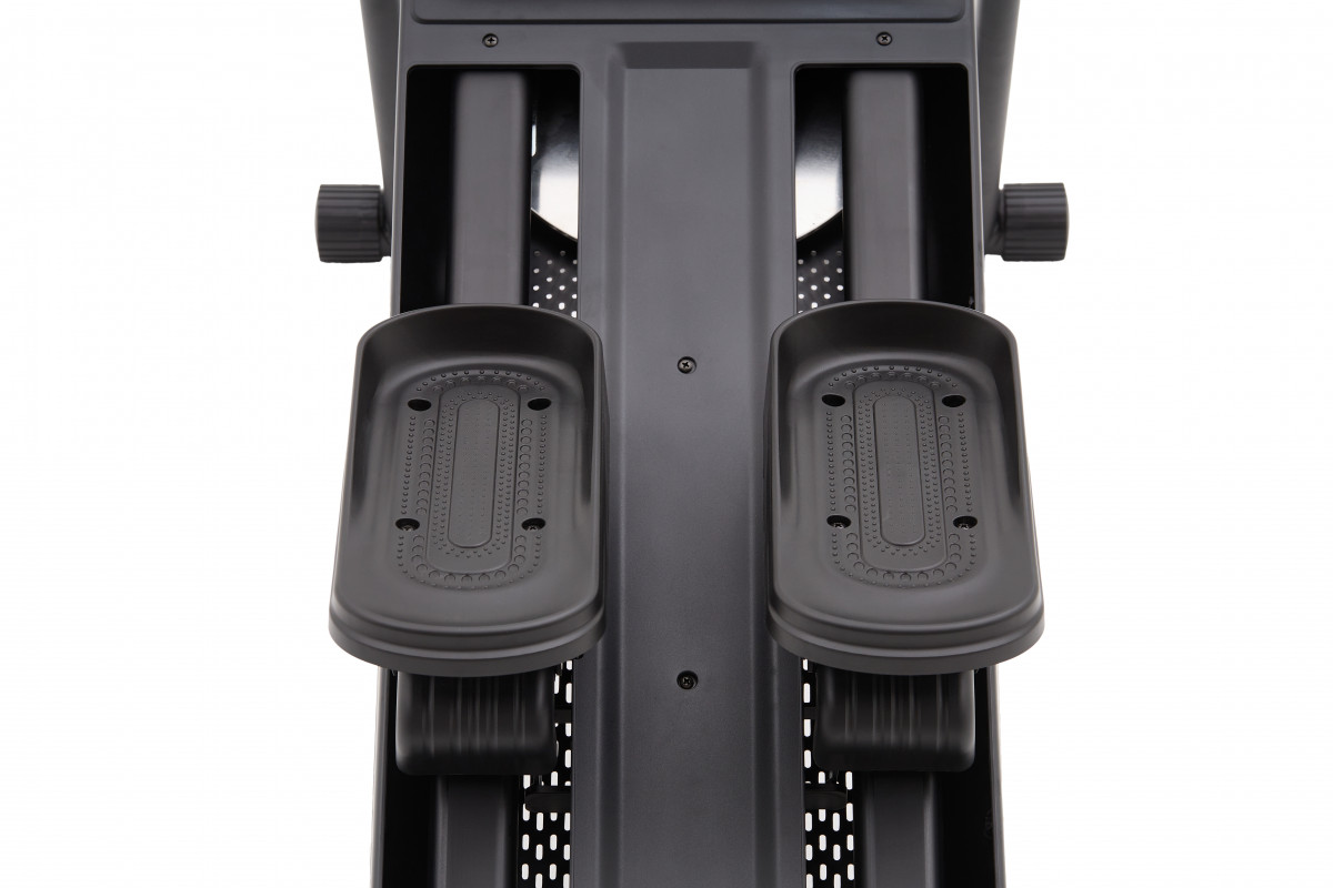 Nahaufnahme von schwarzen Pedalen auf einem Stepper-Fitnessgerät, geeignet für Heimtraining und Fitnessübungen.