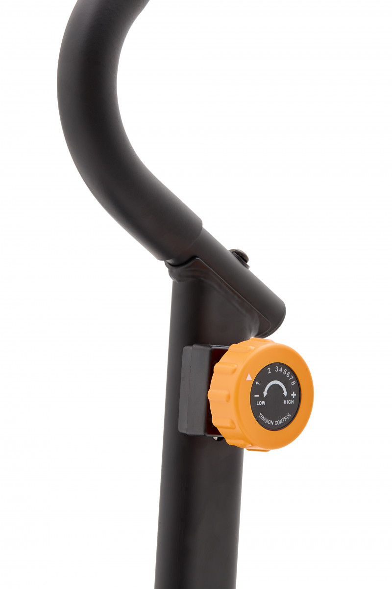 Nahaufnahme eines Fahrradlenkers mit orangem Widerstandsregler und Skala von niedrig bis hoch für Spannungseinstellung.